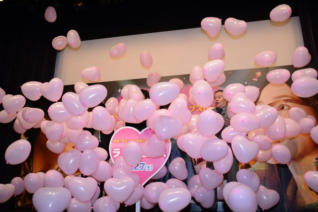 地味ヒロイン演じた麻生久美子の美貌輝く！『ラブ＆ピース』ジャパンプレミアフォトギャラリー（11枚目）