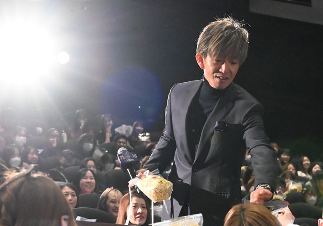 試写会場で観客にポップコーンを手渡しする木村拓哉