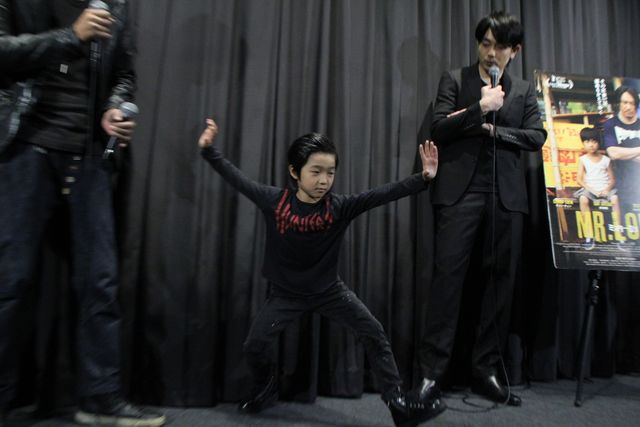 劇団EXILE・青柳翔、生き別れた息子を演じた子役と初対面！『MR.LONG／ミスター・ロン』初日（2枚目）