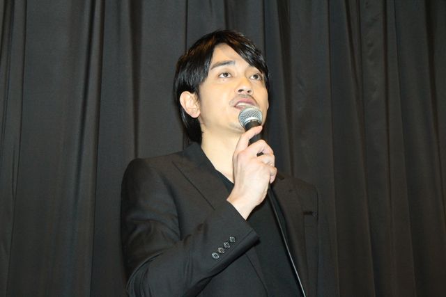 劇団EXILE・青柳翔、生き別れた息子を演じた子役と初対面！『MR.LONG／ミスター・ロン』初日（11枚目）