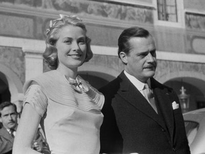 1956年4月18日の結婚式で笑顔を見せるグレース・ケリーとモナコ公国のレーニエ3世