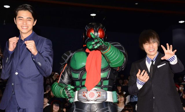 窪田正孝＆東出昌大、仮面ライダー1号と記念撮影！写真ギャラリー：フォトギャラリー