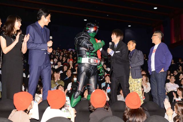 窪田正孝＆東出昌大、仮面ライダー1号と記念撮影！写真ギャラリー（8枚目）