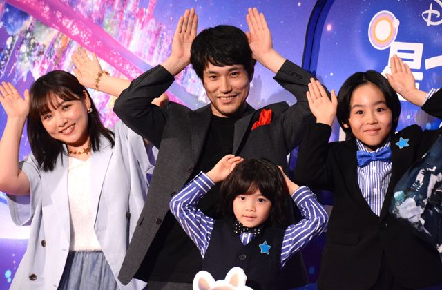 清野菜名＆松山ケンイチら、可愛く“ウサ耳”ポーズ！映画『星つなぎのエリオ』ジャパンプレミア（2枚目）