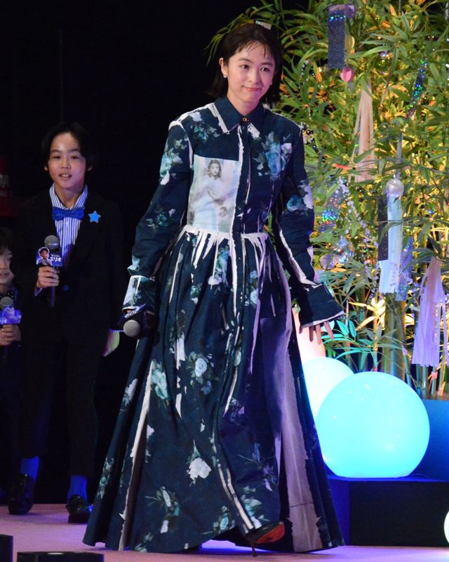 清野菜名＆松山ケンイチら、可愛く“ウサ耳”ポーズ！映画『星つなぎのエリオ』ジャパンプレミア（5枚目）