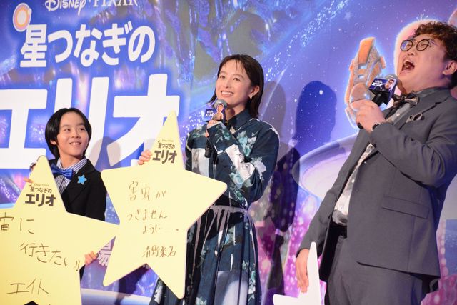 清野菜名＆松山ケンイチら、可愛く“ウサ耳”ポーズ！映画『星つなぎのエリオ』ジャパンプレミア（13枚目）