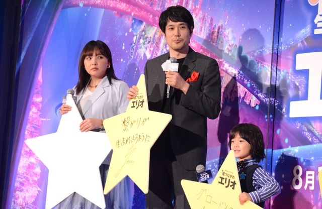 清野菜名＆松山ケンイチら、可愛く“ウサ耳”ポーズ！映画『星つなぎのエリオ』ジャパンプレミア（15枚目）