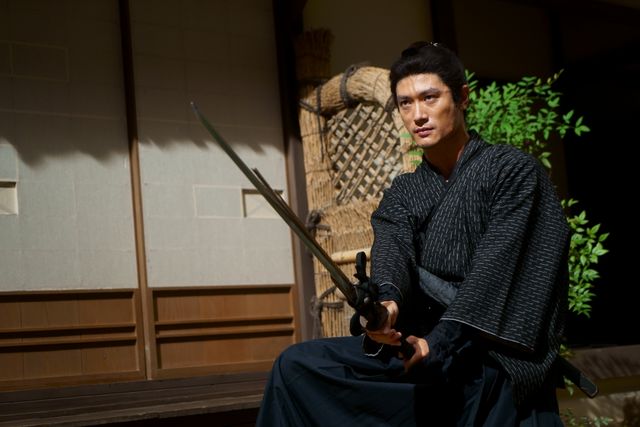 三浦翔平、西川貴教、森川葵が五代友厚像の前で3ショット！：フォトギャラリー