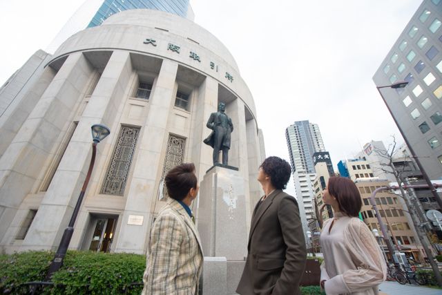 三浦翔平、西川貴教、森川葵が五代友厚像の前で3ショット！（2枚目）