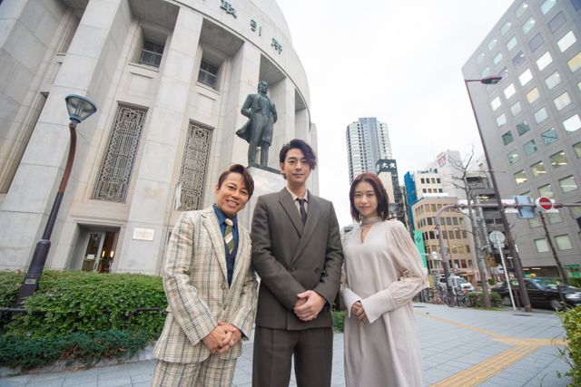 三浦翔平、西川貴教、森川葵が五代友厚像の前で3ショット！（3枚目）