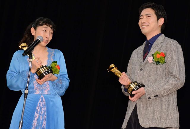第92回キネマ旬報ベスト・テン表彰式で夫婦での受賞を喜ぶ安藤サクラ、柄本佑