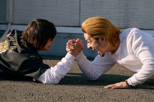 距離近すぎ！倉悠貴VS水上恒司『OUT』場面写真＜6枚＞：フォトギャラリー