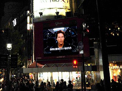トム・クルーズが街頭ビジョンをジャック！　渋谷でも多くの人が見入った