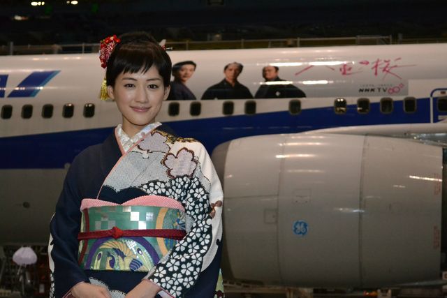 綾瀬はるか、「八重の桜」ラッピングジェットに「ありがとなし」と流暢な会津弁で感謝！　画像ギャラリー（3枚目）