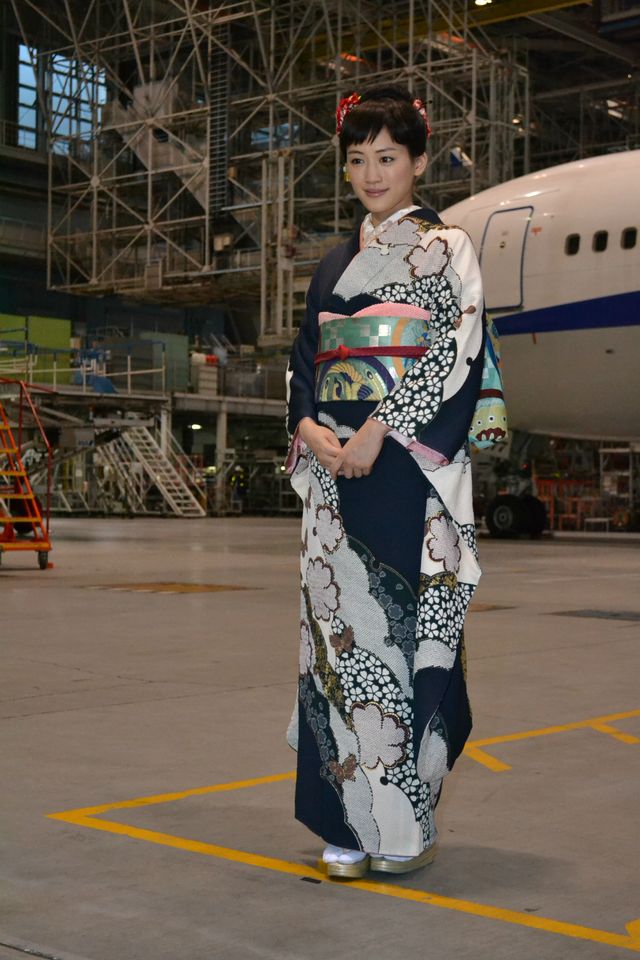 綾瀬はるか、「八重の桜」ラッピングジェットに「ありがとなし」と流暢な会津弁で感謝！　画像ギャラリー（4枚目）