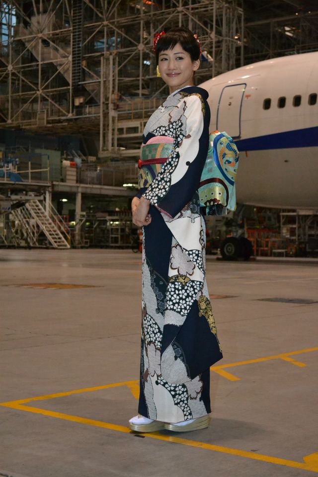 綾瀬はるか、「八重の桜」ラッピングジェットに「ありがとなし」と流暢な会津弁で感謝！　画像ギャラリー（5枚目）