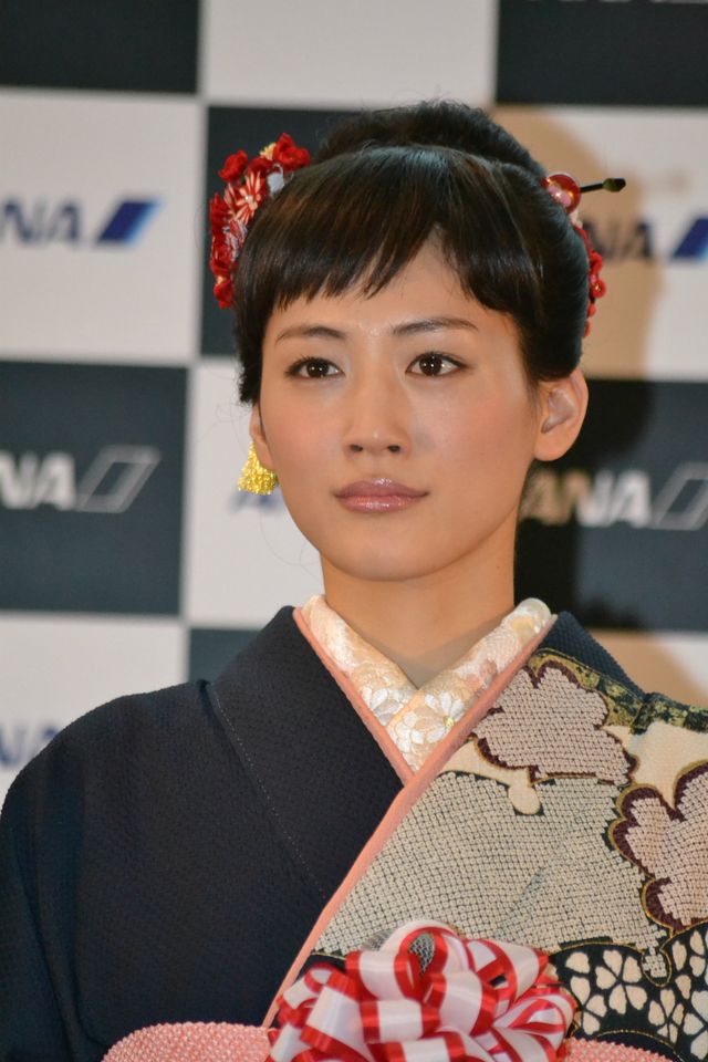 綾瀬はるか、「八重の桜」ラッピングジェットに「ありがとなし」と流暢な会津弁で感謝！　画像ギャラリー（8枚目）