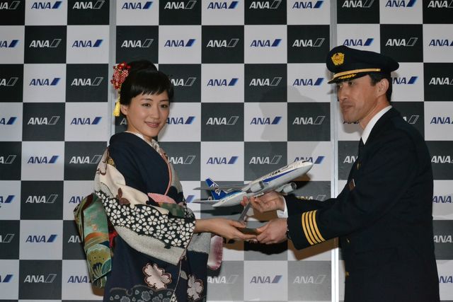 綾瀬はるか、「八重の桜」ラッピングジェットに「ありがとなし」と流暢な会津弁で感謝！　画像ギャラリー（10枚目）