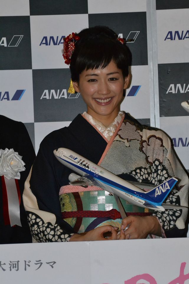 綾瀬はるか、「八重の桜」ラッピングジェットに「ありがとなし」と流暢な会津弁で感謝！　画像ギャラリー（11枚目）