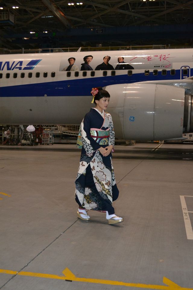 綾瀬はるか、「八重の桜」ラッピングジェットに「ありがとなし」と流暢な会津弁で感謝！　画像ギャラリー（14枚目）