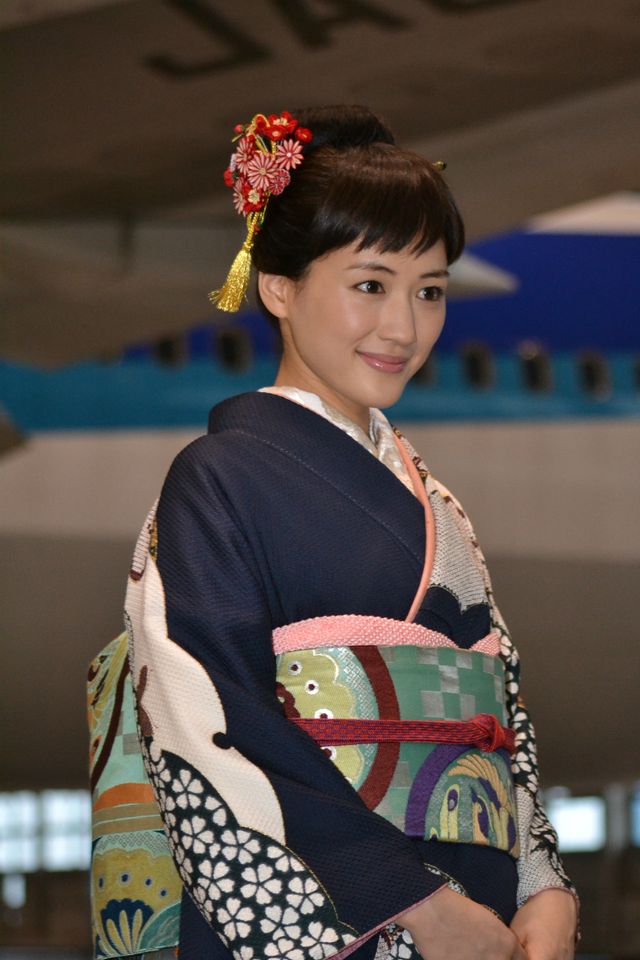 綾瀬はるか、「八重の桜」ラッピングジェットに「ありがとなし」と流暢な会津弁で感謝！　画像ギャラリー（17枚目）