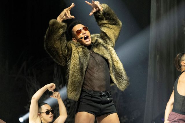 「パリピ孔明」スーパーアーティスト・前園ケイジのパフォーマンス姿（2枚目）