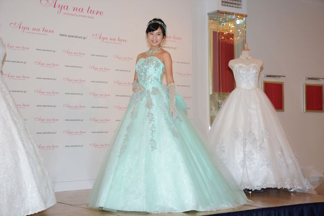 こじるりの美しい背中…「アヤナチュール」新作発表会フォトギャラリー（13枚目）