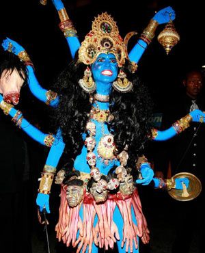 女神カーリーの仮装でヒンズー教徒の怒りを買ったハイジ・クラム