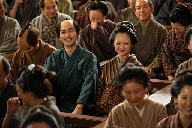 楽しそうな蔦重（横浜流星）＆りつ（安達祐実）…大河ドラマ「べらぼう～蔦重栄華乃夢噺～」第16回：フォトギャラリー