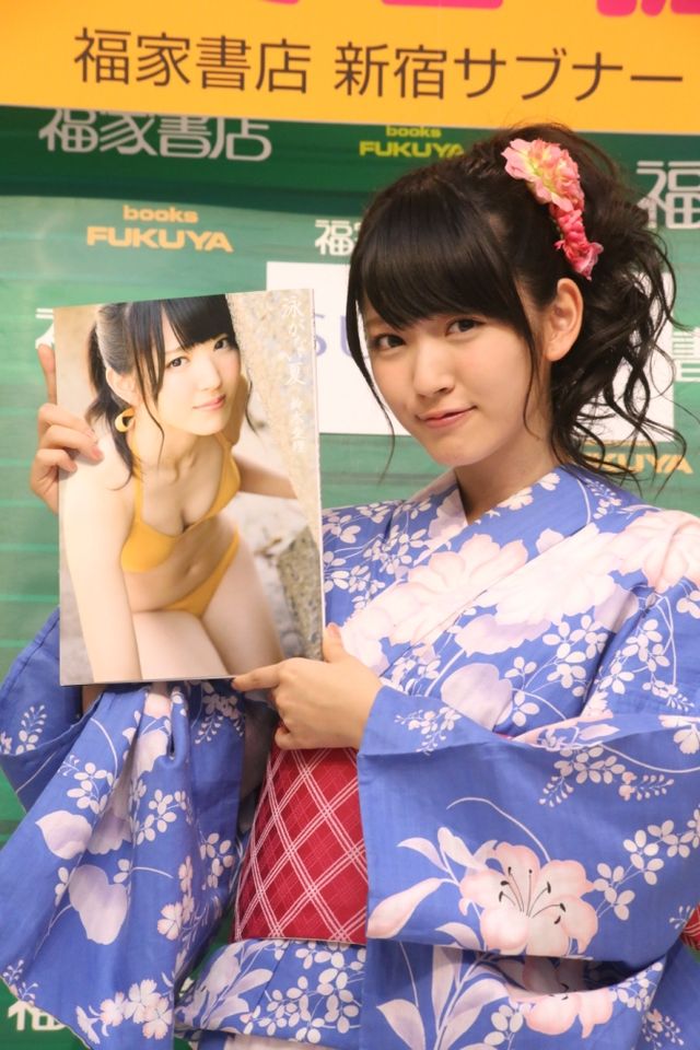 ℃-ute鈴木愛理 写真集「泳がない夏」発売記念イベント 写真ギャラリー（10枚目）