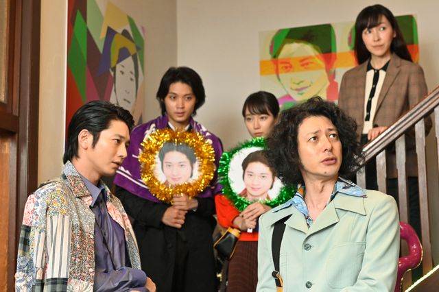 衣装もスゴい！向井理がメインゲスト「時効警察はじめました」2話場面写真（4枚目）