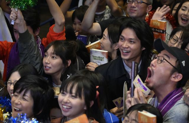 衣装もスゴい！向井理がメインゲスト「時効警察はじめました」2話場面写真（6枚目）