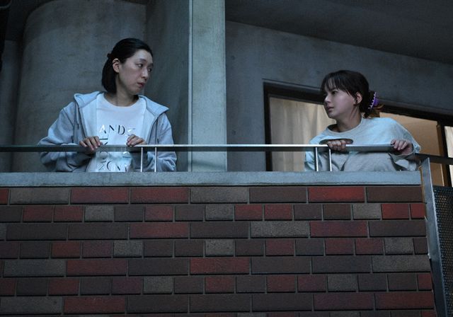 第4話よりママ友の詩穂（多部未華子）に職場での悩みを打ち明ける礼子（江口のりこ）