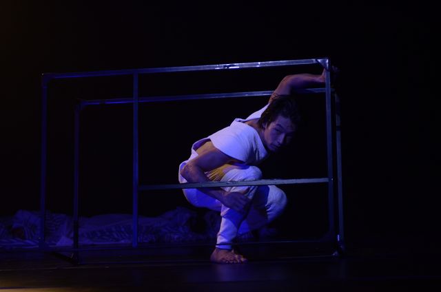 緊迫感あふれる場面写真の数々！森山未來舞台「死刑執行中脱獄進行中」フォトギャラリー（8枚目）