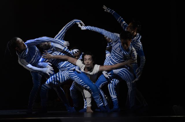 緊迫感あふれる場面写真の数々！森山未來舞台「死刑執行中脱獄進行中」フォトギャラリー（16枚目）