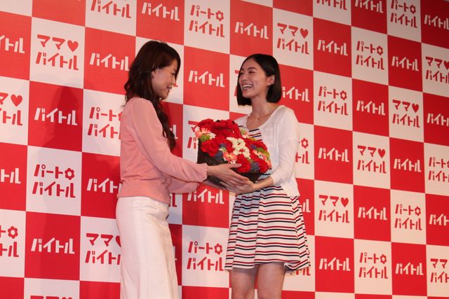 松井珠理奈、実の母親と共演！「バイトル」新CM発表会フォトギャラリー（9枚目）