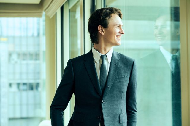 アンセル・エルゴートの来日撮り下ろしカット（17枚目）