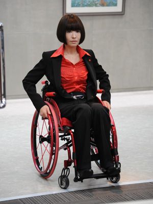 初の義足＆車椅子に挑んだ松雪泰子