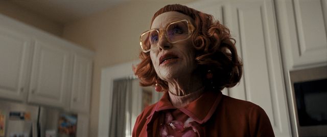 『WEAPONS／ウェポンズ』エイミー・マディガンが演じたグラディスおばさん