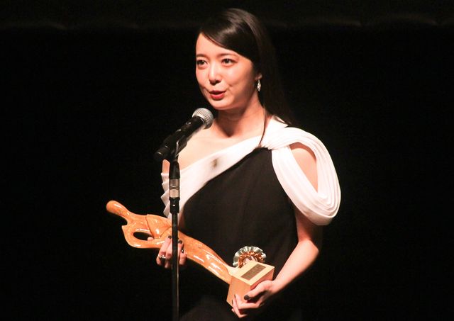 上白石萌音、肩出しドレスで魅了！第16回TAMA映画賞授賞式（2枚目）