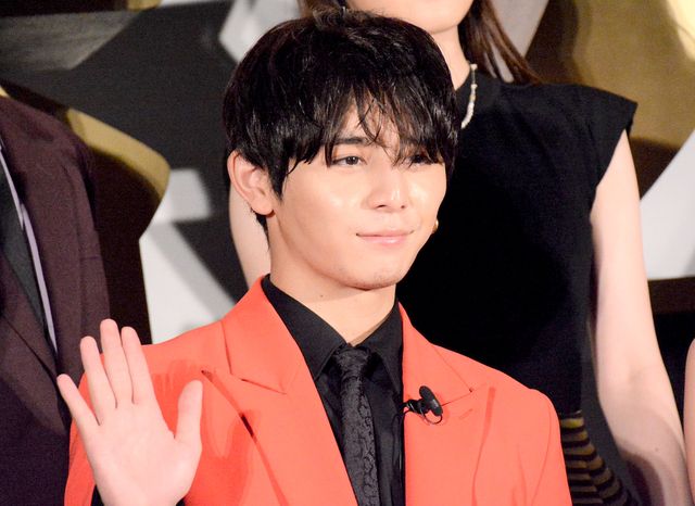 ほほ笑み手を振る山田涼介！映画『鋼の錬金術師　完結編　最後の錬成』公開記念舞台あいさつ：フォトギャラリー