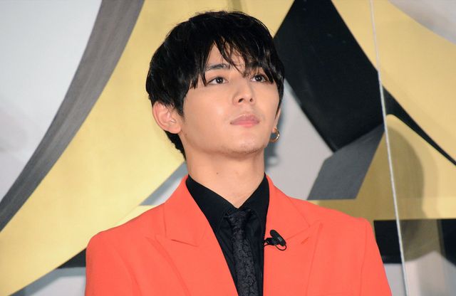 ほほ笑み手を振る山田涼介！映画『鋼の錬金術師　完結編　最後の錬成』公開記念舞台あいさつ（3枚目）