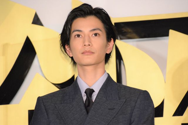 ほほ笑み手を振る山田涼介！映画『鋼の錬金術師　完結編　最後の錬成』公開記念舞台あいさつ（5枚目）