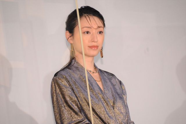 ほほ笑み手を振る山田涼介！映画『鋼の錬金術師　完結編　最後の錬成』公開記念舞台あいさつ（7枚目）