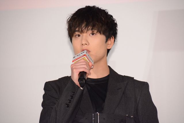 ほほ笑み手を振る山田涼介！映画『鋼の錬金術師　完結編　最後の錬成』公開記念舞台あいさつ（13枚目）