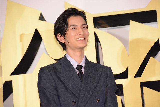 ほほ笑み手を振る山田涼介！映画『鋼の錬金術師　完結編　最後の錬成』公開記念舞台あいさつ（14枚目）