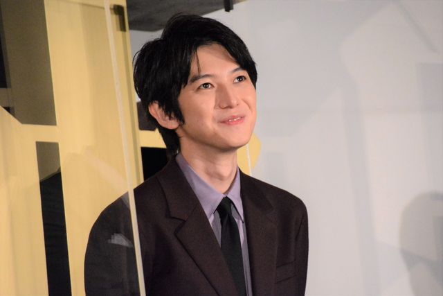 ほほ笑み手を振る山田涼介！映画『鋼の錬金術師　完結編　最後の錬成』公開記念舞台あいさつ（15枚目）