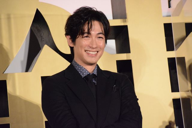 ほほ笑み手を振る山田涼介！映画『鋼の錬金術師　完結編　最後の錬成』公開記念舞台あいさつ（16枚目）