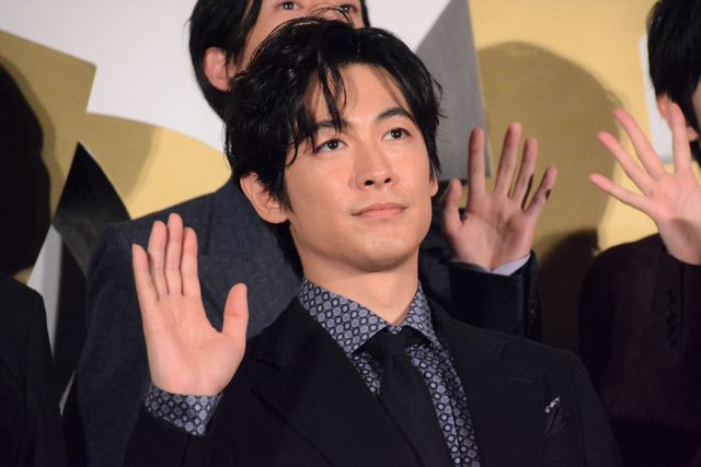 ほほ笑み手を振る山田涼介！映画『鋼の錬金術師　完結編　最後の錬成』公開記念舞台あいさつ（17枚目）