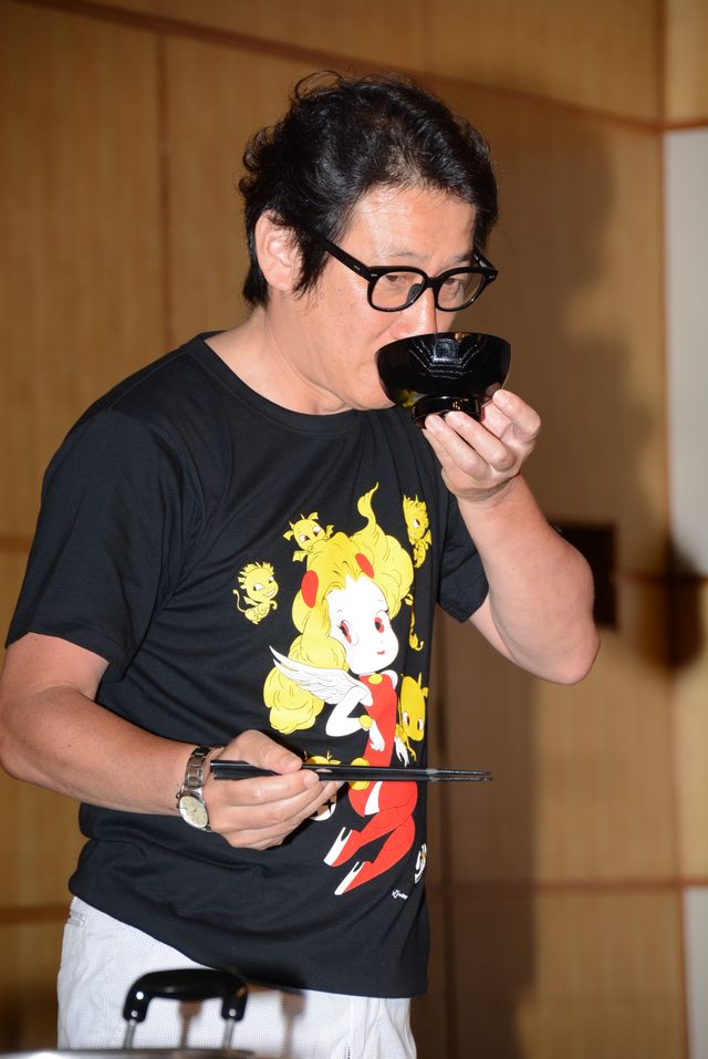 関ジャニ∞大倉忠義の特製みそ汁をほおばる演出の水田伸生「優しい味ですね」…ドラマ「はなちゃんのみそ汁」トークイベント写真ギャラリー：フォトギャラリー